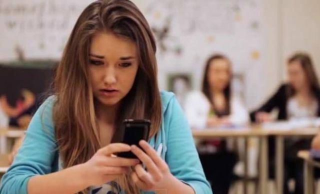 تحذير - الهواتف الذكية قد تدفع المراهقات الى الإنتحار
