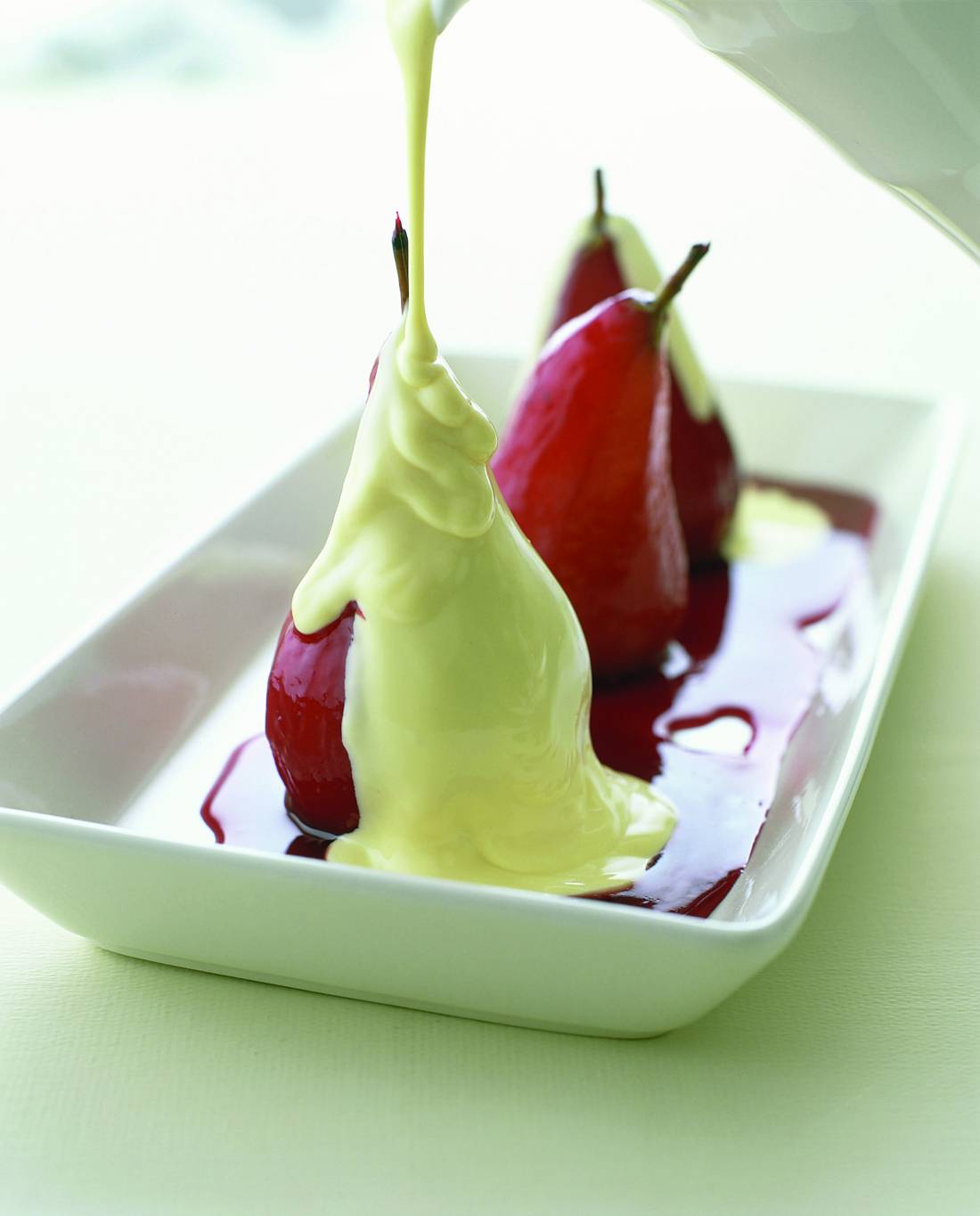 الإجاص المسلوق مع الكريما الإنكليزية