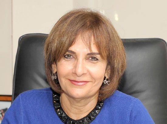 رئيسة جمعية سيدات الأعمال البحرينية منى المؤيد تشغل العالم... تعرفوا عليها