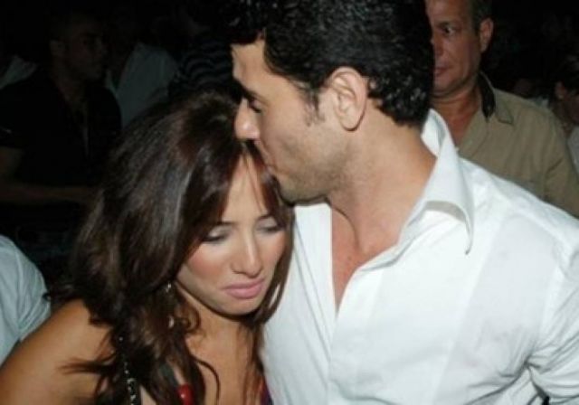 زينة تنشر صورة ابنها أخيراً... هل كشفت وجهه؟!