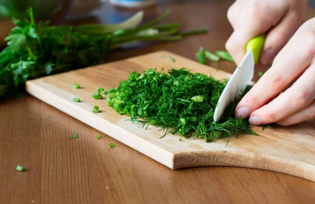 لوح تقطيع الطعام الخشبي أم البلاستيكي... هذا هو الأفضل لصحة عائلتك