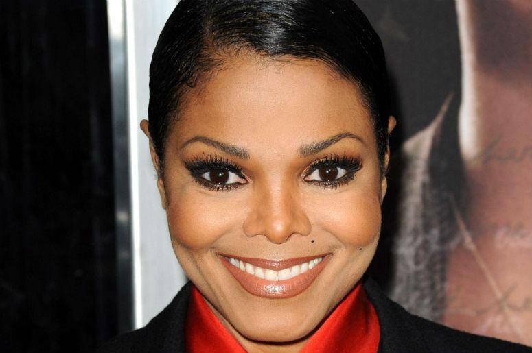 طبيب يكشف سبب تشوّه أنف جانيت جاكسون... هذا ما قاله عن عمليات التجميل التي أجرتها