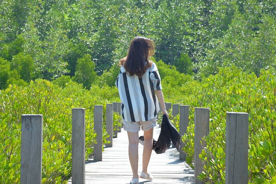 بالصورة- ممثلة شهيرة ترتدي روب الاستحمام في حفل عالمي... لن تصدّقوا غرابتها