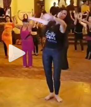 بالفيديو - طفلة صغيرة تنافس دينا في الرقص... وتضاهيها مهارةً