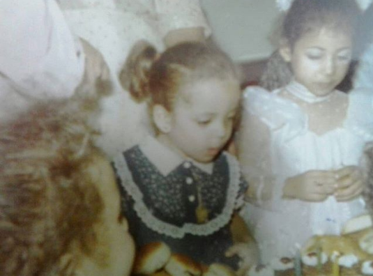 بالصور - خمنّوا هذه الطفلة أي نجمة عربية أصبحت... ومن هاجمت من النجمات بسبب فارق السن