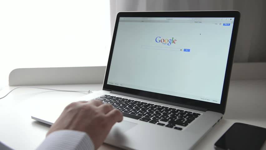 بدافع الفضول بحث عن اسم زوجته عبر الإنترنت... والحقيقة التي اكتشفها مرعبة جداً