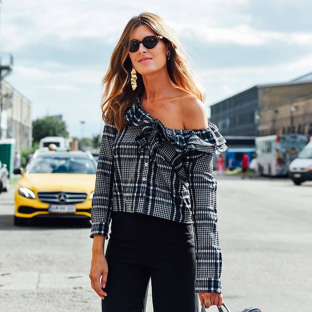 قصة الكتف الواحدة لحضور أكثر جاذبية مستوحى من أيقونات الموضة العالميات... Street Style