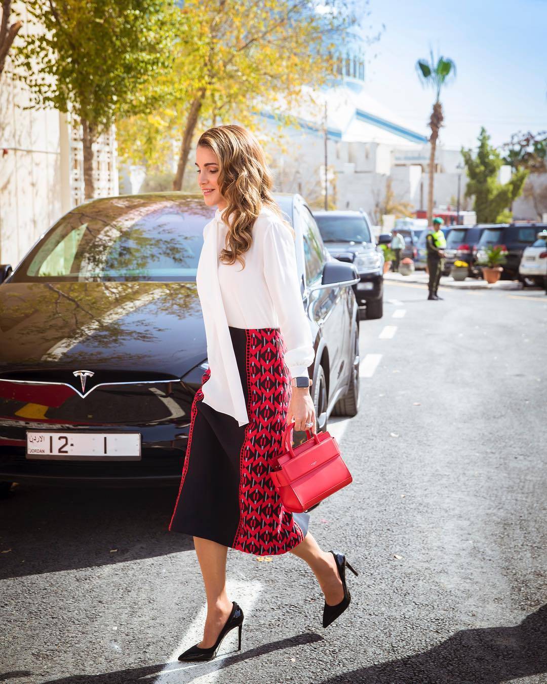 هكذا سترتدين القميص الأبيض على طريقة الملكة رانيا