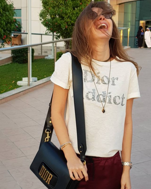 بالفيديو نانسي عجرم تتقن فن تنسيق السروال الرياضي