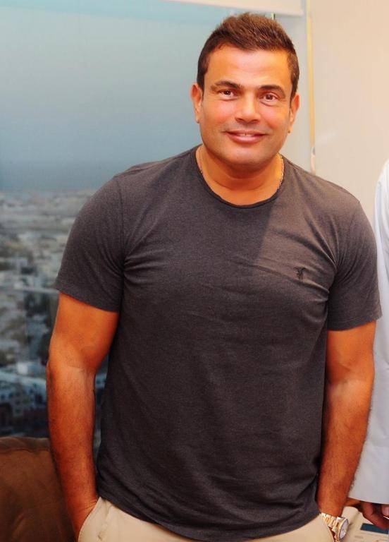 بالصور- عمرو دياب كما لم تروه من قبل... شاهدوا إطلالته العفوية في صالون الحلاقة