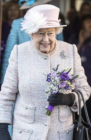 بالصور - الملكة إليزابيث تثير جدلاً بصورها مع هذا الكلب