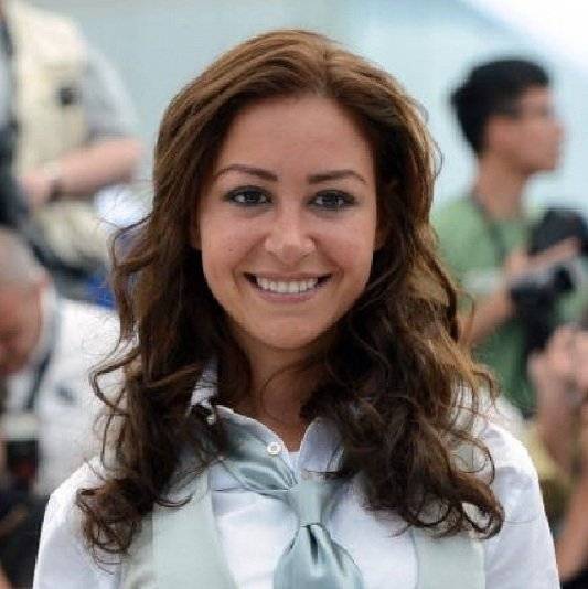 انتقادات لاذعة لمنة شلبي بسبب فستانها والجمهور يسألها: