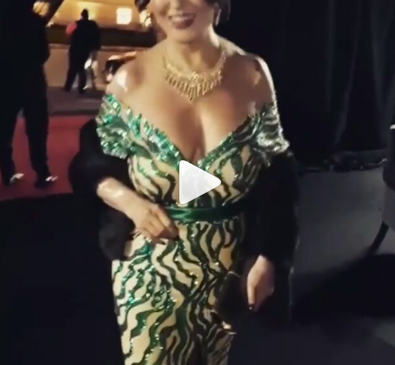 بالفيديو - خمنوا من هذه النجمة اللبنانية التي اثارت الجدل بإطلالتها الجريئة