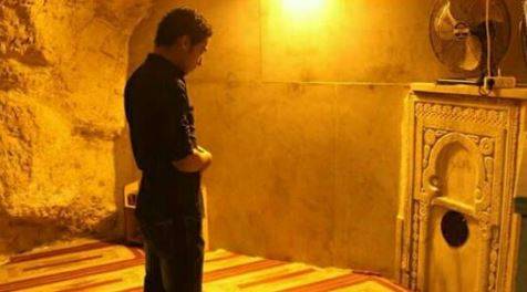 مطرب مصري يكشف عن جواز سفره الفلسطيني