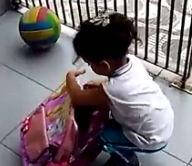 بالفيديو - شاهدوا ماذا وضعت هذه الطفلة في حقيبة المدرسة