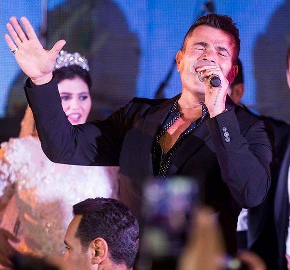 بالصور - قميص عمرو دياب يحدث ضجة عبر مواقع التواصل.. إليكم التفاصيل