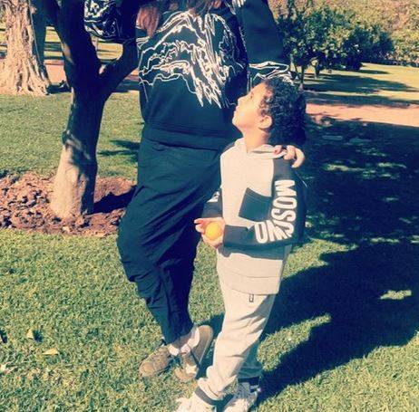 خمنوا إبن أي فنانة عربية مشهورة هذا الطفل؟