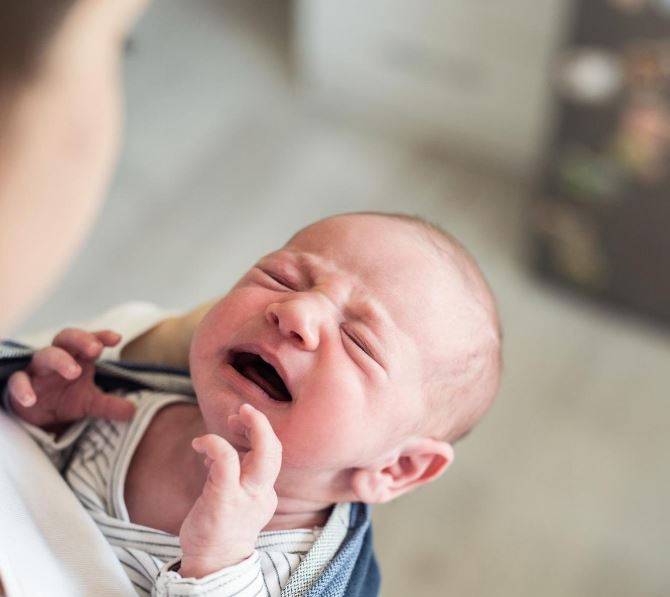 في الإمارات - أم تقتل رضيعتها فور ولادتها... ضرب بجسم صلب وخنق وفظائع أخرى