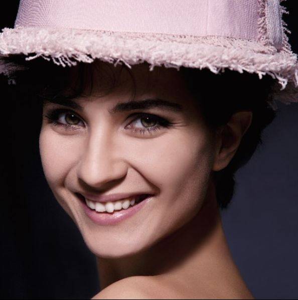 بالفيديو – توبا بيوكستون تكشف سرّ إطلالتها في مهرجان دبي السينمائي... ولهذا سخر المتابعون من اسمها