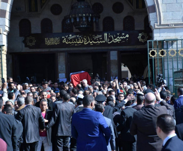 بالفيديو - معجبون يلاحقون إلهام شاهين وغيرها من النجمات في جنازة شادية