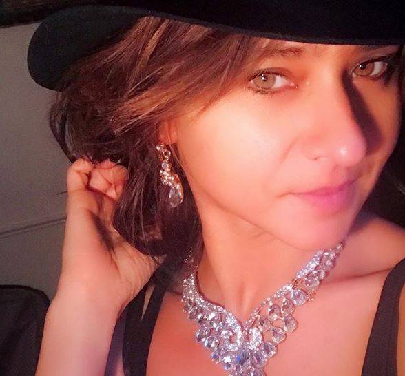 بالصور - إطلالة غريبة لنيللي كريم وطريقة جلوسها تثير الجدل