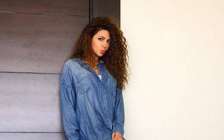 ميرهان حسين ليست الأولى.. فنانات يثرن ضجة بارتداء قميص قصير فقط