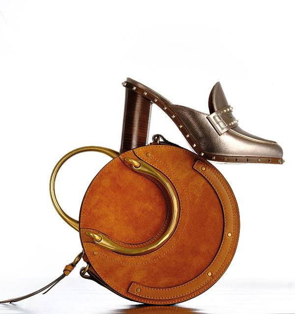 • حقيبة من Chloe • حذاء من Valentino