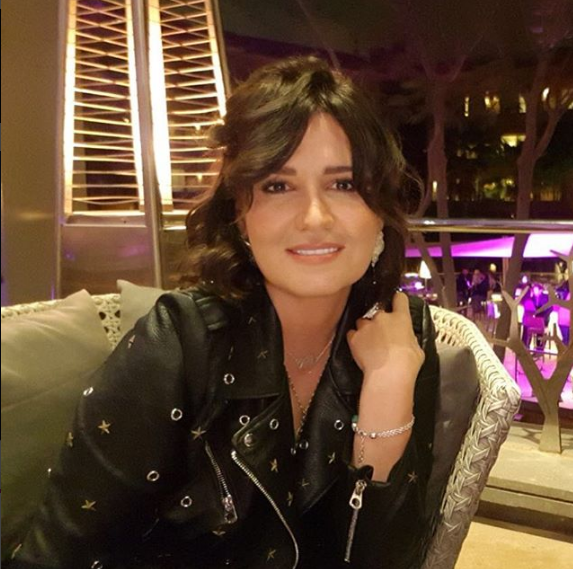 بالصورة – شاهدوا فستان هنا شيحا الذي أثار سخرية المتابعين... لماذا شبهوه بالستارة؟