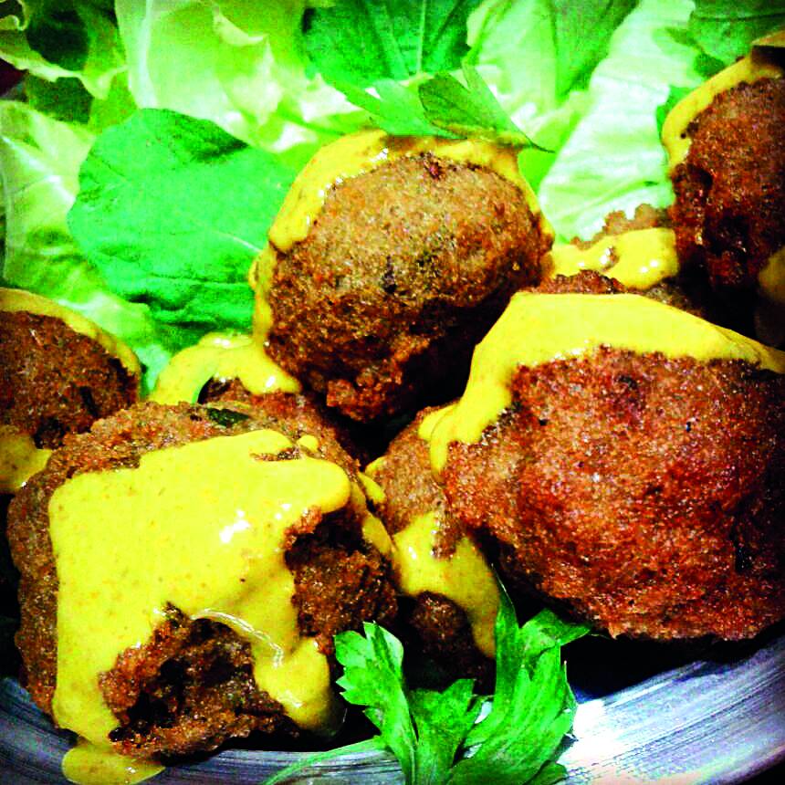 فلافل بصلصة الطحينة