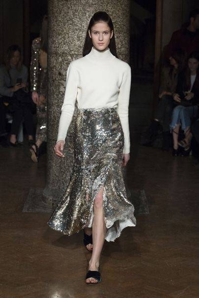 بالصور- أجمل التصاميم البراقة من منصات عروض الأزياء لخريف 2017