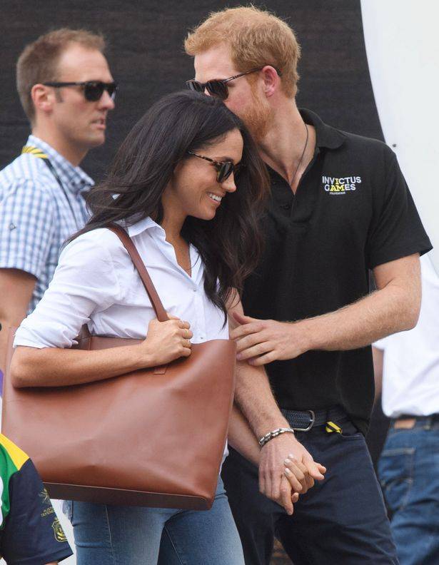 بالفيديو – الظهور الأول للأمير هاري وميغان ماركل بعد إعلان خطوبتهما... لاحظوا خجلهما وارتباكهما