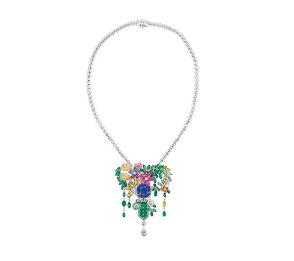 Dior High jewellery 
في حدائق فرساي