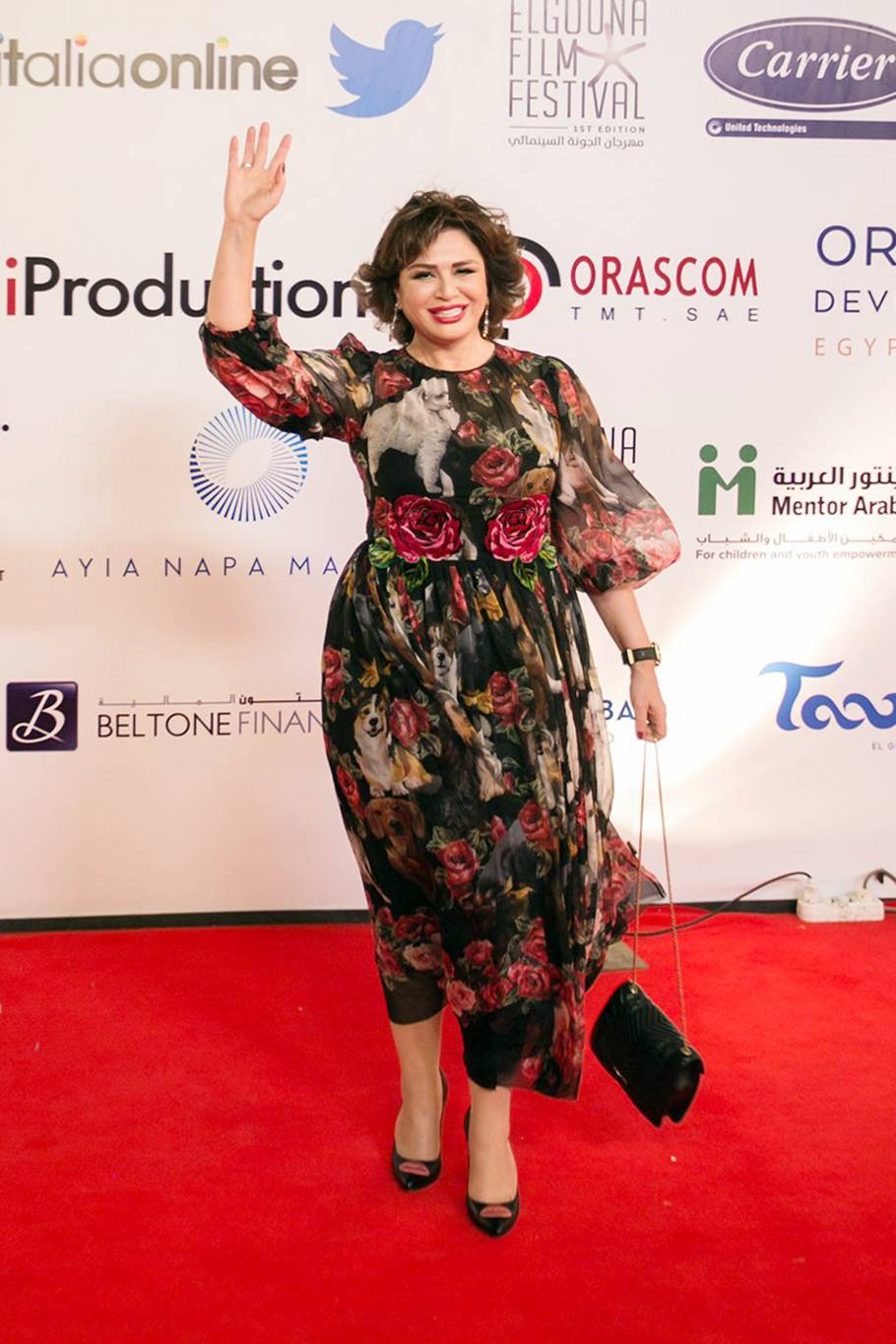 فى تصريحات حصرية - إلهام شاهين تردّ على منتقدي إطلالاتها الأخيرة: فضيحة فستاني تفاهة