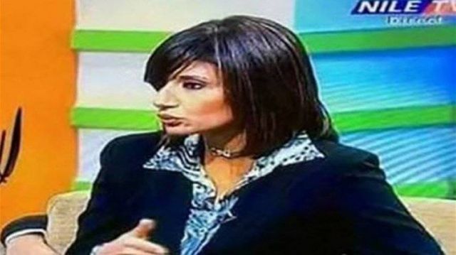 ظهور يد خلف مقعد مذيعة مصرية مباشرةً على الهواء... ما القصة؟ والقناة توضح