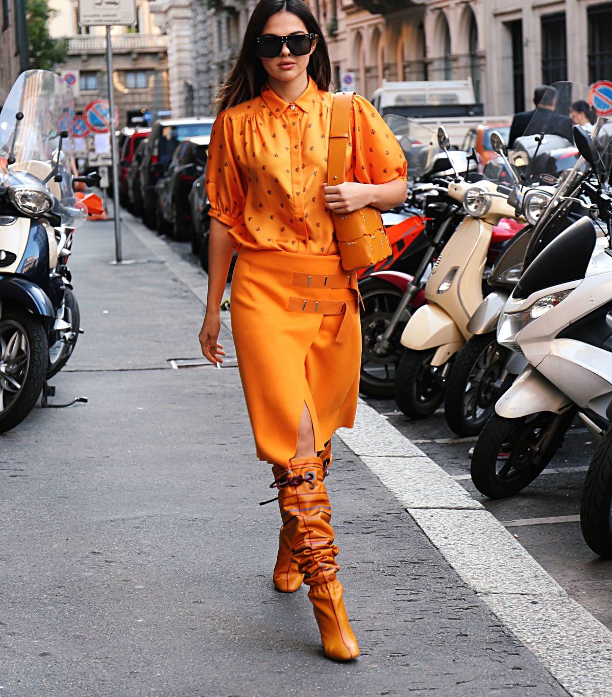 تجرئي بإطلالات الألوان الصارخة هذا الشتاء