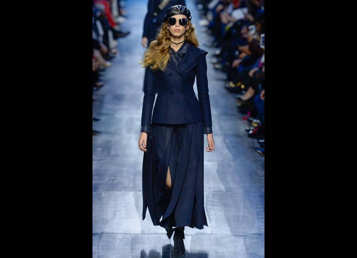 هكذا ستنسّقين السترة الكلاسيكية مع التنانير هذا الشتاء