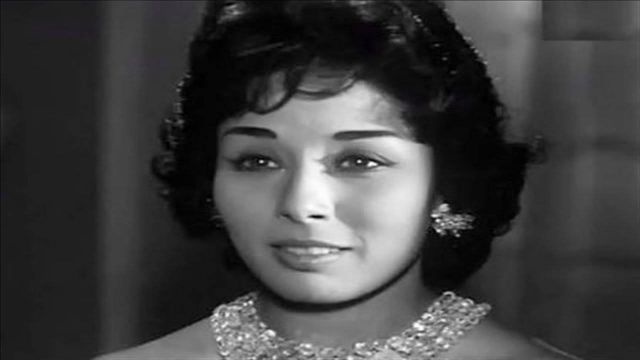 بالصور - لبنى عبد العزيز في ظهور نادر في عزاء شادية... شاهدوا كيف اصبحت