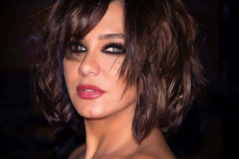 بالصور - سلاف فواخرجي تضج انوثةً بتسريحة الشعر القصير