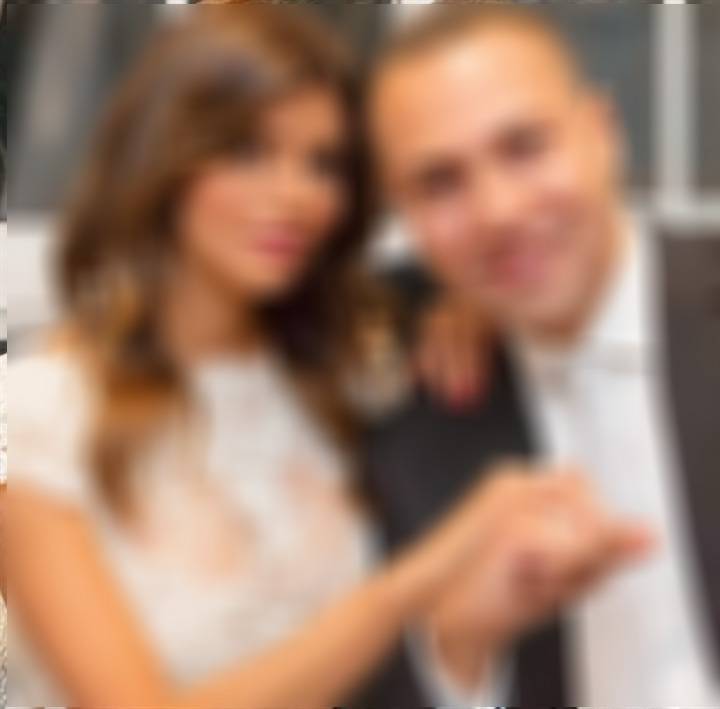 بالصور - إعلامية شهيرة تعلن خطوبتها بشكل مفاجئ