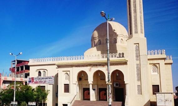 أحزان النجوم بعد تفجير جامع العريش .. رد فعل غير متوقع من حماقي وهذا ما طلبه هنيدي من جمهوره