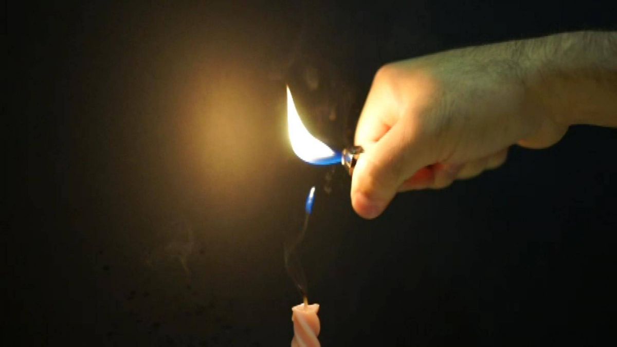 كنتم تُضيئون الشمعة بطريقة خاطئة... إليكم طريقة الخبراء