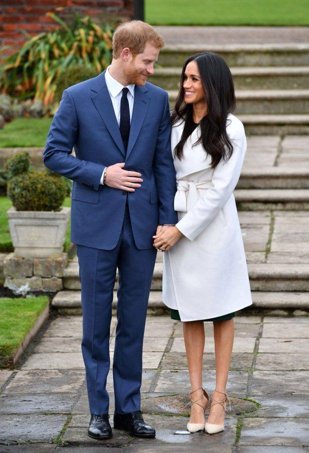 بالصورة – معطف ميغان ماركل ينفد من الأسواق بعد خطوبتها .. كم تقدرون ثمنه؟