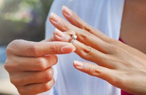 بالفيديو – الحرب تشتعل بين ممثلة عربية وزوجها... بكاء واتهامات بالكذب والضرب والخيانة