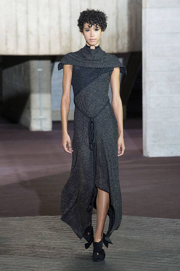 Roland Mouret
أنوثة عصرية
