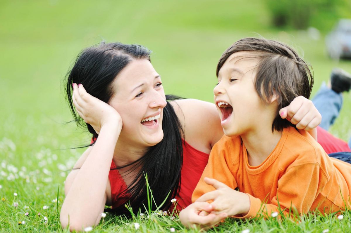 هذه الحركات تبدو تافهة بالنسبة إليك لكنها مهمة في حياة طفلك...إكتشفيها