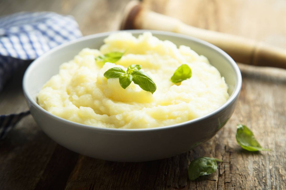 بالفيديو - صدّقي أو لا تصدّقي... بهذه الطريقة تحضّرين البطاطا المسلوقة في 3 دقائق فقط