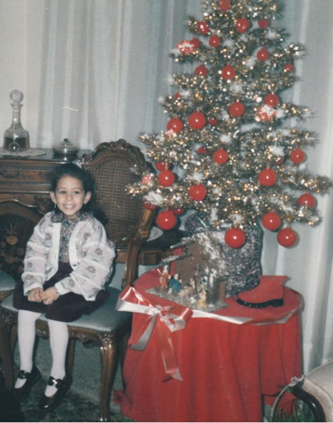 بالصور - خمنّوا هذه الطفلة أي نجمة عربية وحسناء أصبحت