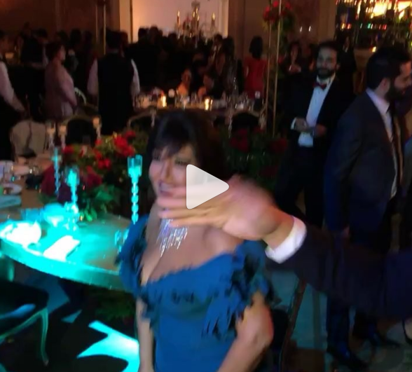 بالفيديو - فيفي عبده ترقص بإطلالة جريئة... ونجت من خطأ غادة عبد الرازق