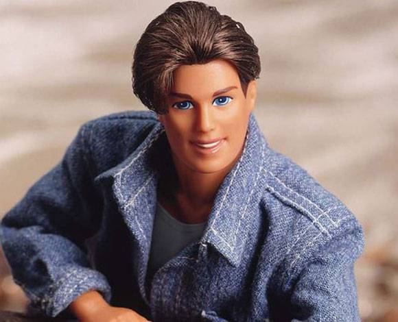 صور صادمة - شاهدوا كيف أصبح شبيه الدمية 