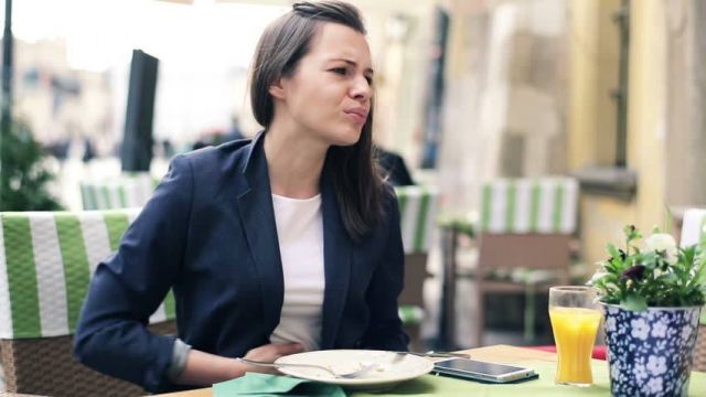 هل تشعرون بألم في أعلى المعدة أحياناً؟ إليكم الأسباب